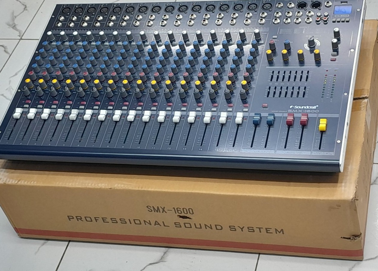 Soundcraft SMX-1600 16-Channel Professional Mixing Console