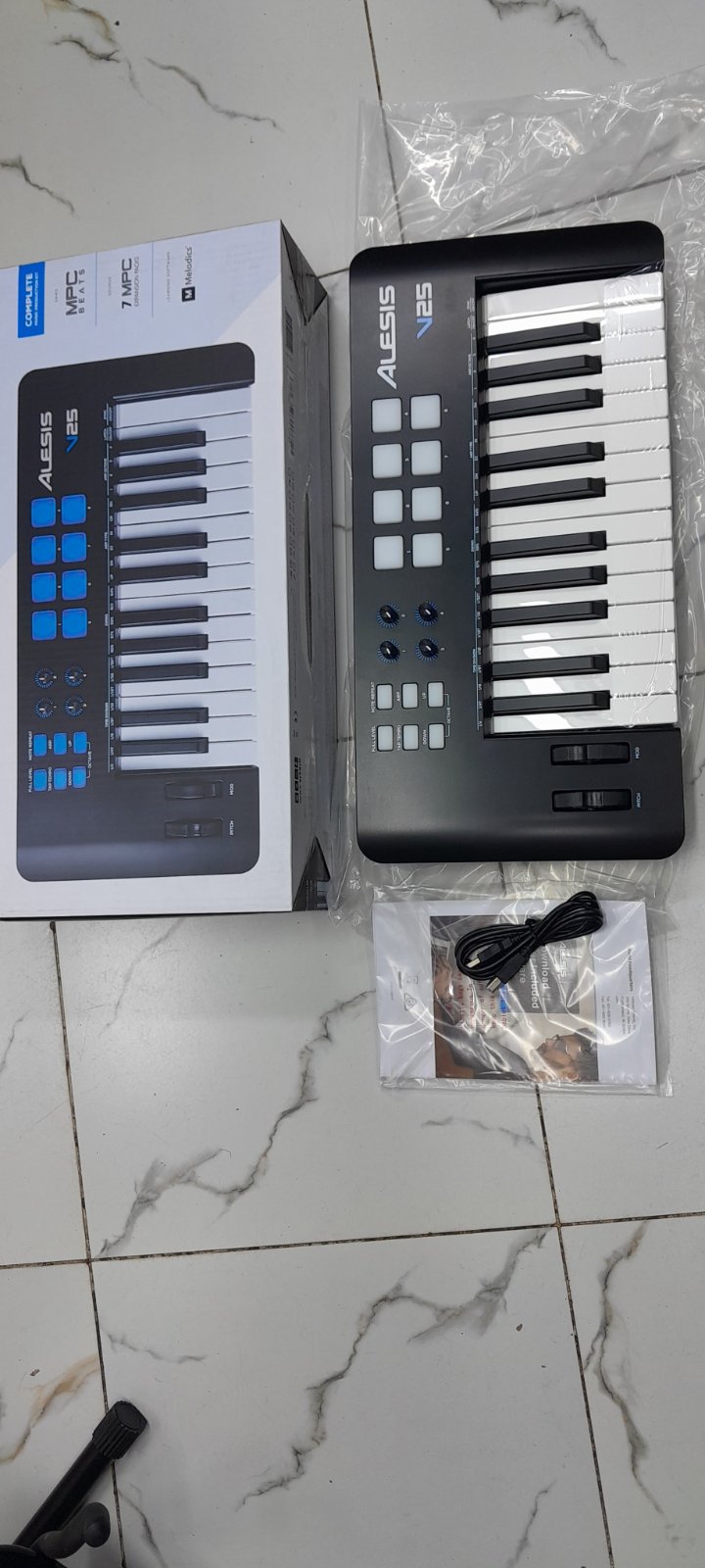 Alesis V25 MIDI Controller with 8 Backlit Drum Pads