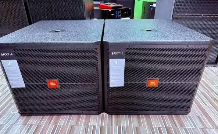 JBL srx718 18