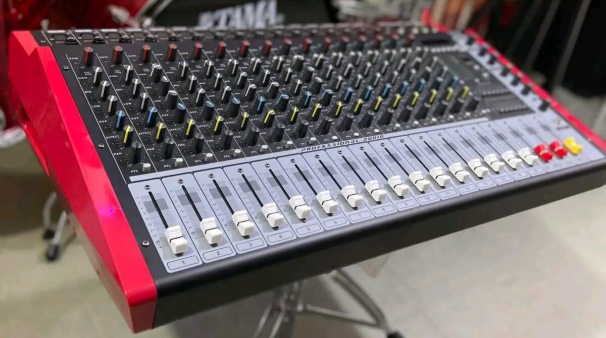 Omax 16 channels powered mixer